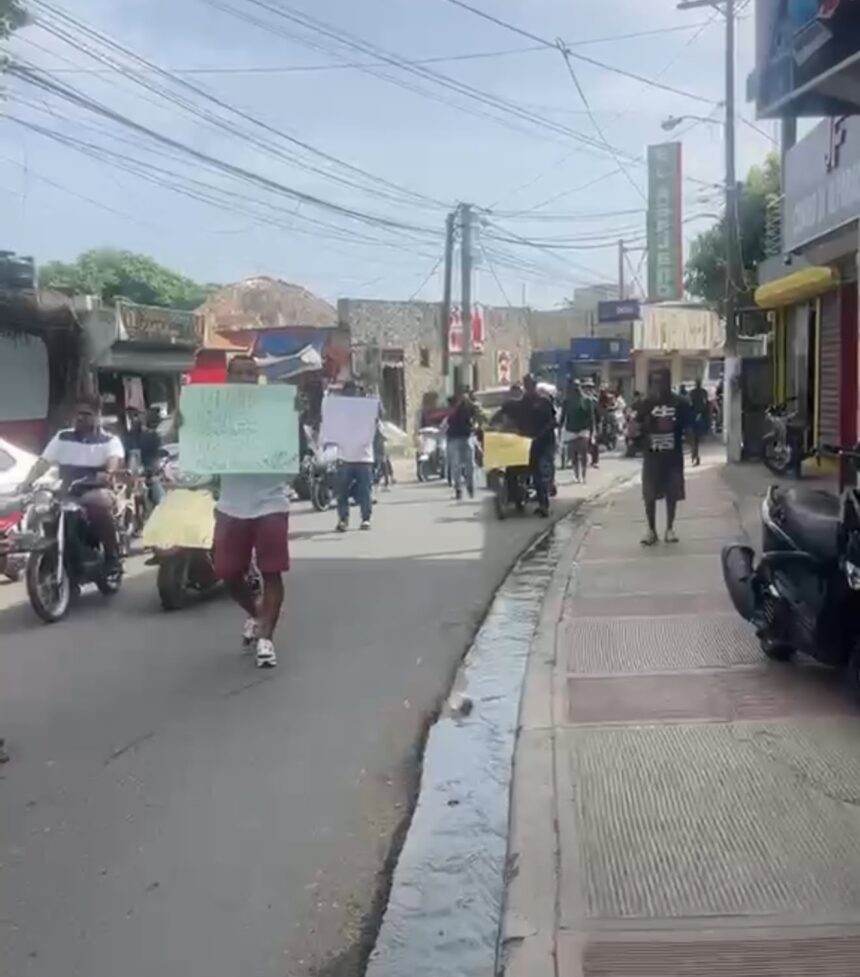 Asociación de Musicólogos de Las Terrenas marcha en protesta por incautación de equipos