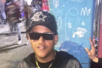 Policía activa búsqueda de “El Gordo” por muerte a tiros de joven frente a parque en Santiago