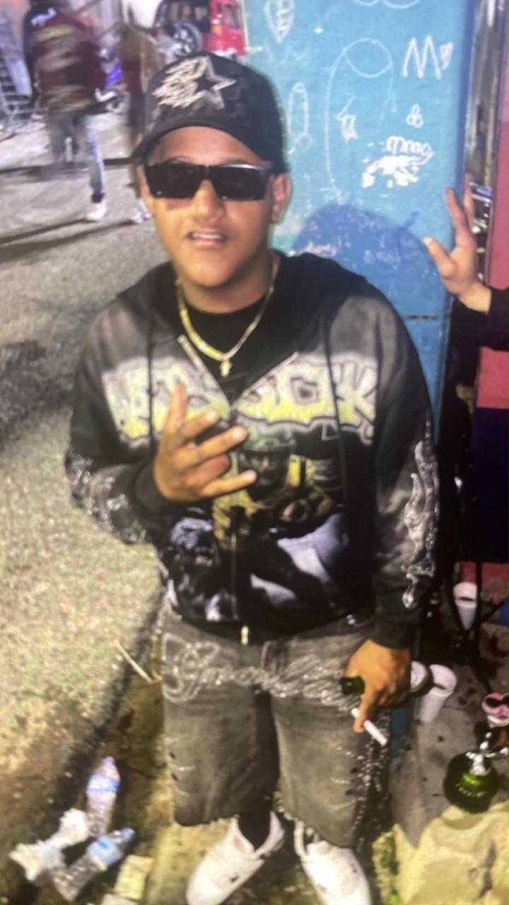 Policía activa búsqueda de “El Gordo” por muerte a tiros de joven frente a parque en Santiago