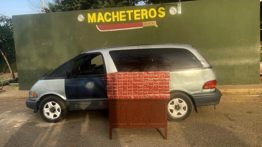 Ejército incautan 23,000 cigarrillos de contrabando ocultos en un miniván en Mao