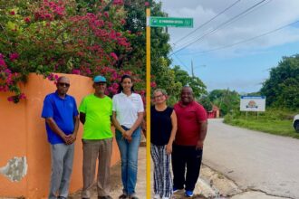 Alcaldía de Las Galeras instala señalización vial para mejorar la identificación de calles