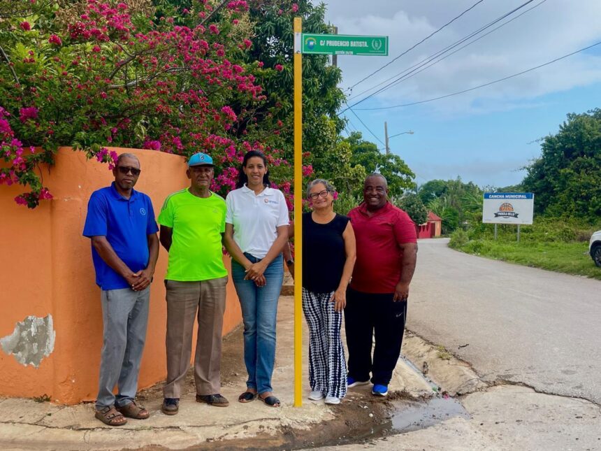 Alcaldía de Las Galeras instala señalización vial para mejorar la identificación de calles