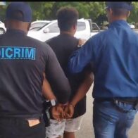 Se entrega joven captado en cámara asaltando a motoconchista en Santiago