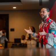 Eddy Gómez presenta Galerie Rouge en Fashion Freak con su primer drop inspirado en la obra “Amor en bandeja de plata”