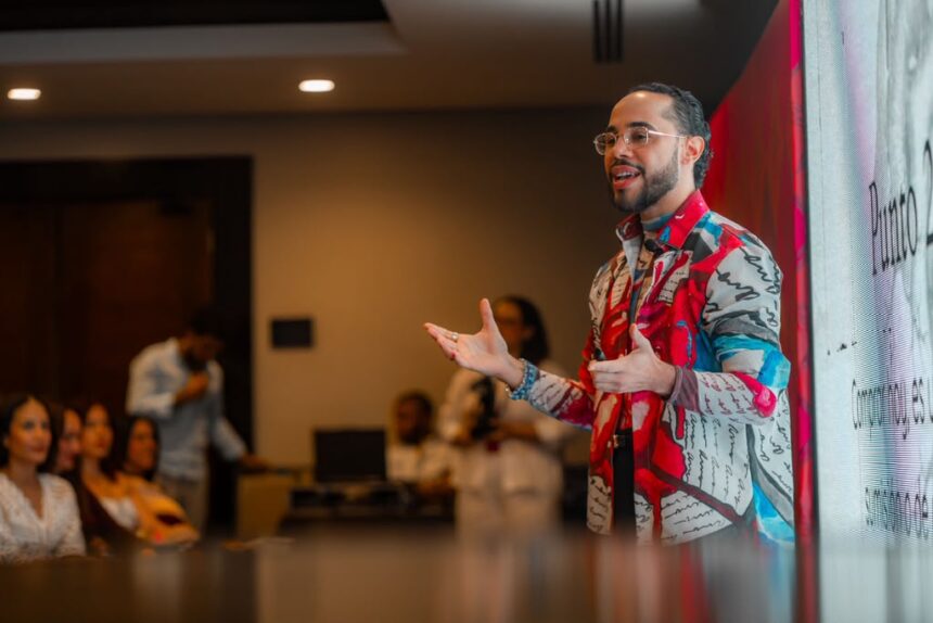 Eddy Gómez presenta Galerie Rouge en Fashion Freak con su primer drop inspirado en la obra “Amor en bandeja de plata”
