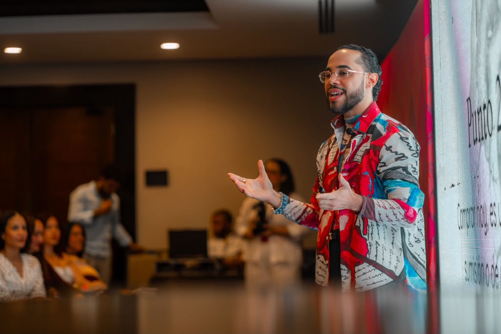 Eddy Gómez presenta Galerie Rouge en Fashion Freak con su primer drop inspirado en la obra “Amor en bandeja de plata”