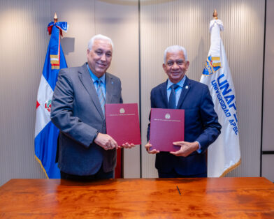 Senado firma alianza con UNAPEC para fortalecer formación de su personal y servicios bibliotecarios