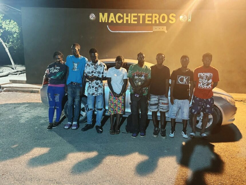 Ejército arresta a tres dominicanos por transportar a 28 haitianos indocumentados