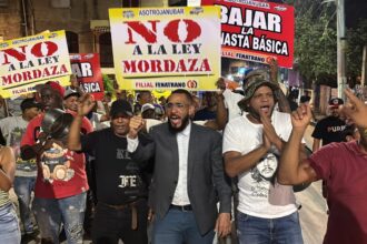 Comunitarios realizan marcha y cacerolazo en La Javilla para exigir cumplimiento de obras prometidas