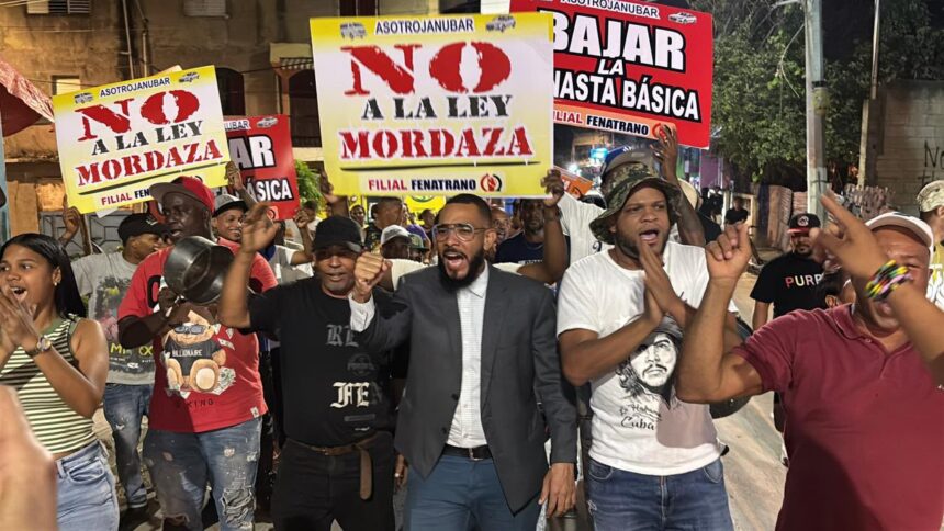 Comunitarios realizan marcha y cacerolazo en La Javilla para exigir cumplimiento de obras prometidas