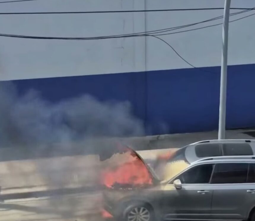 Vehículo se incendia en la avenida John F. Kennedy sin dejar lesionados