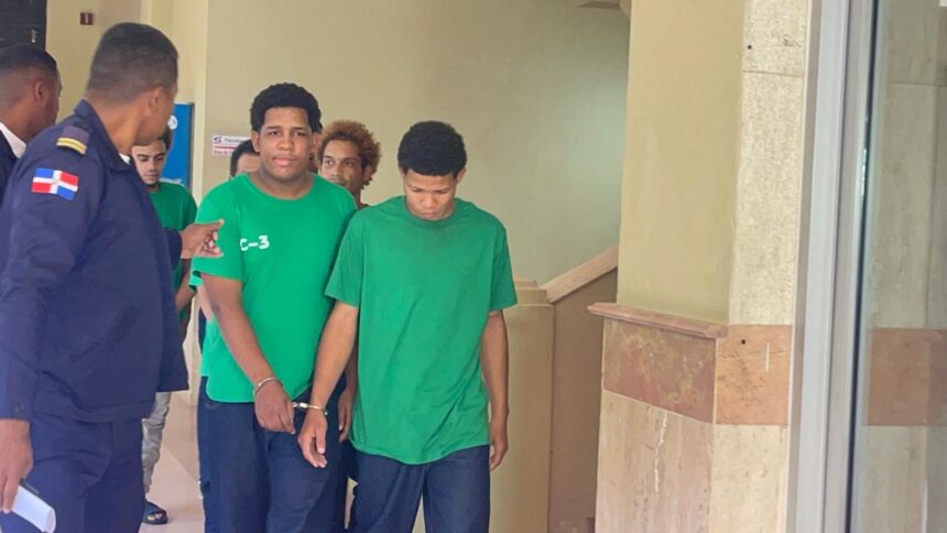 Aplazan coerción contra hermanos acusados de ultimar a puñaladas a delivery en Santiago