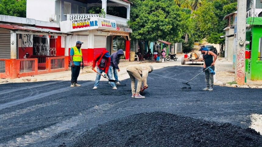 Alcalde Fernando Mercado impulsa jornada de bacheo para mejorar las vías en comunidades de El Limón