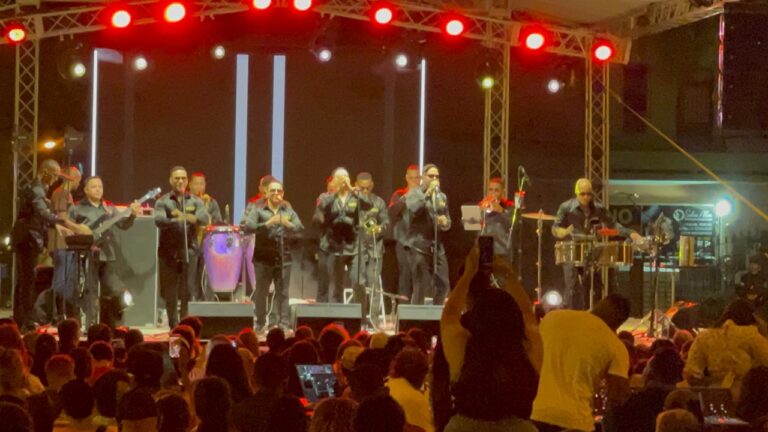 Chiquito Team Band pone a bailar a Santiago en la apertura de las Fiestas Patronales 2026