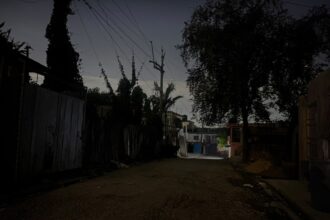 Residentes de Los Arqueanos, en Villa Mella, denuncian prolongados apagones y escasez de agua
