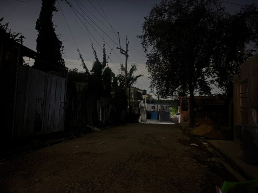 Residentes de Los Arqueanos, en Villa Mella, denuncian prolongados apagones y escasez de agua