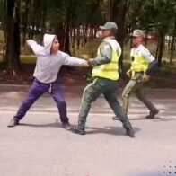 Ciudadano se enfrenta a puñetazos con agentes de la DIGESETT durante fiscalización en Jarabacoa