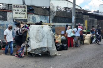 Crece la ocupación de aceras por ventas informales en la carretera Duarte Vieja, en SDO