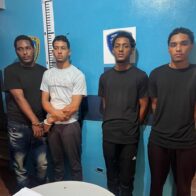 Cuatro presuntos asaltantes caen minutos después de robo a joyería en Santiago; Policía recupera prendas y ocupa pistola ilegal