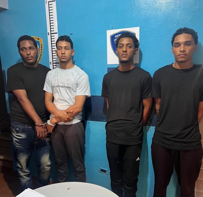 Cuatro presuntos asaltantes caen minutos después de robo a joyería en Santiago; Policía recupera prendas y ocupa pistola ilegal