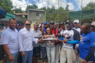 Niris Corcino entrega uniformes deportivos a jóvenes de Guayabal