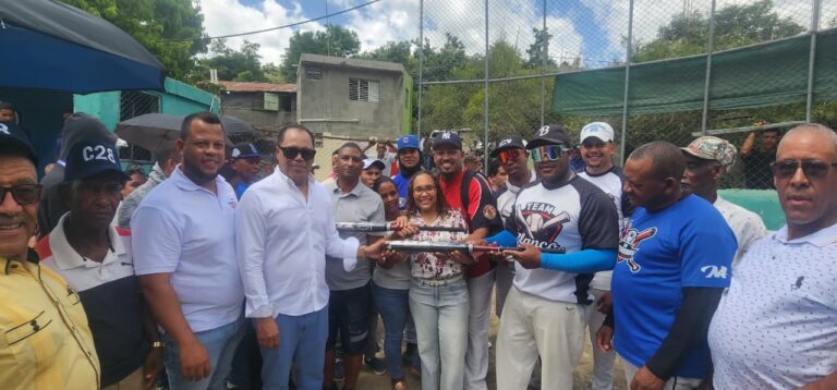 Niris Corcino entrega uniformes deportivos a jóvenes de Guayabal
