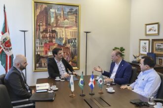Santiago y Curitiba establecerán cooperación en municipalidad inteligente