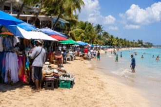 Comercios de Juan Dolio amenazan con cerrar sus negocios por falta de regulación en la playa