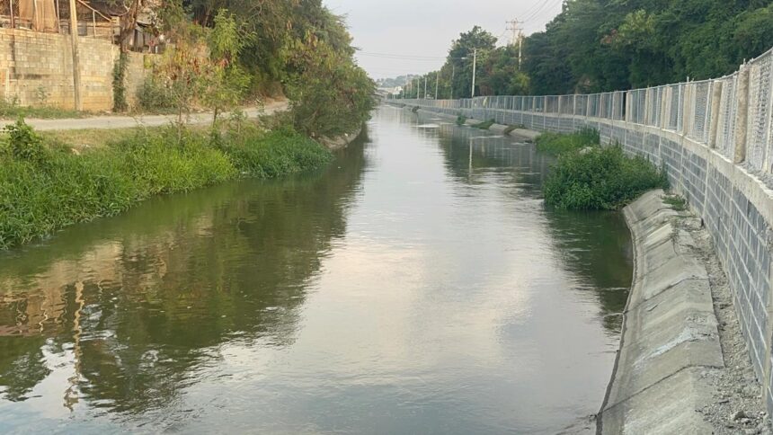 “Grábame”: joven pidió que lo filmaran antes de lanzarse al canal de riego y desapareció en Santiago.