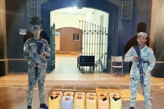 Ejército ocupa 240 litros de clerén durante operativo en playa de Montecristi