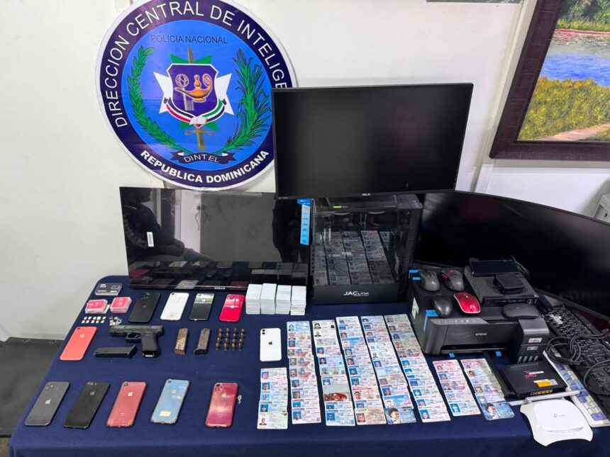 DINTEL desmantela presunta red de falsificación en Santiago; ocupa arma de fuego y detiene a cinco personas