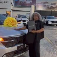 Santiago Matías entrega vehículo a Martha Candela y cumple promesa hecha en Premios Soberano