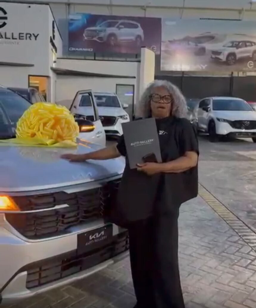 Santiago Matías entrega vehículo a Martha Candela y cumple promesa hecha en Premios Soberano