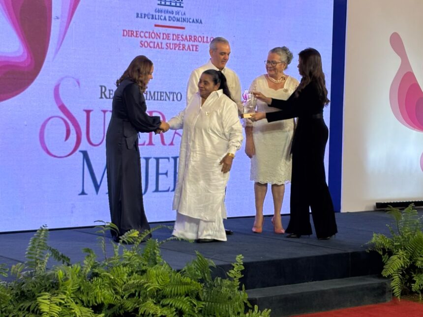35 emprendedoras de Supérate reciben reconocimiento por sacar adelante sus negocios