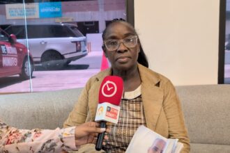 Mujer denuncia a su esposo, un pastor, por presuntas amenazas y abuso económico
