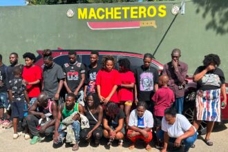 Soldados del ERD interceptan vehículo con 19 migrantes indocumentados en Santiago Rodríguez