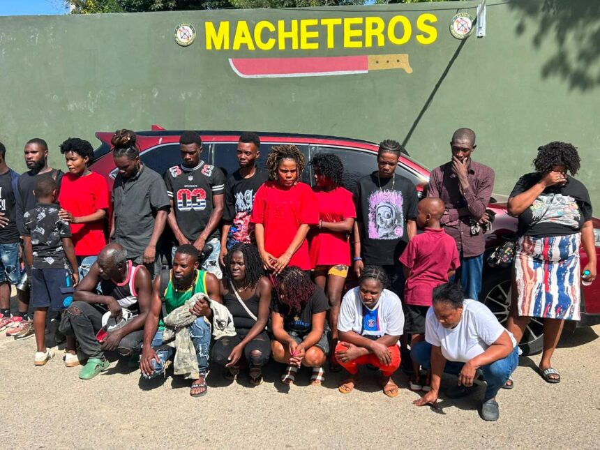 Soldados del ERD interceptan vehículo con 19 migrantes indocumentados en Santiago Rodríguez