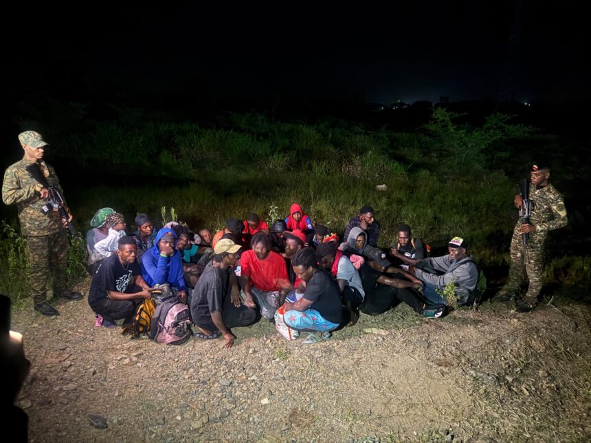 Ejército detiene a 28 haitianos indocumentados durante operativo en Dajabón