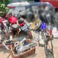 Policía ocupa dos armas y recupera motocicletas en Moca; buscan a presunto implicado en robo