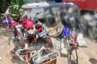 Policía ocupa dos armas y recupera motocicletas en Moca; buscan a presunto implicado en robo