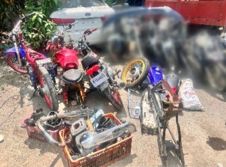 Policía ocupa dos armas y recupera motocicletas en Moca; buscan a presunto implicado en robo