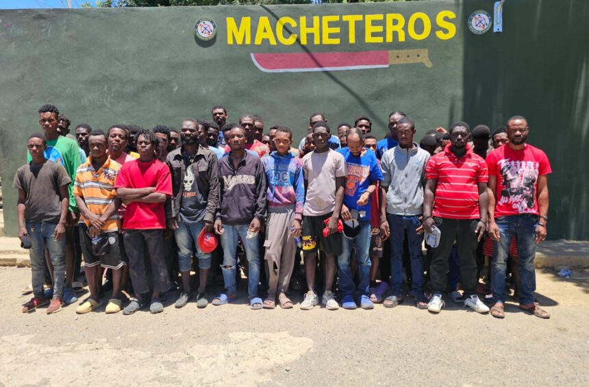Patrullas del Ejército detienen a 49 haitianos indocumentados en caminos vecinales de Esperanza