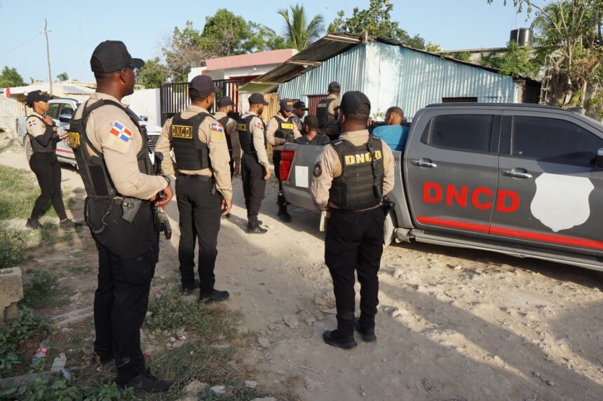 DNCD arresta a 12 personas y ocupa más de 1,900 gramos de presuntas drogas durante operativos en Boca Chica