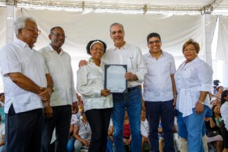 Abinader entrega 1,000 títulos de propiedad en Los Frailes