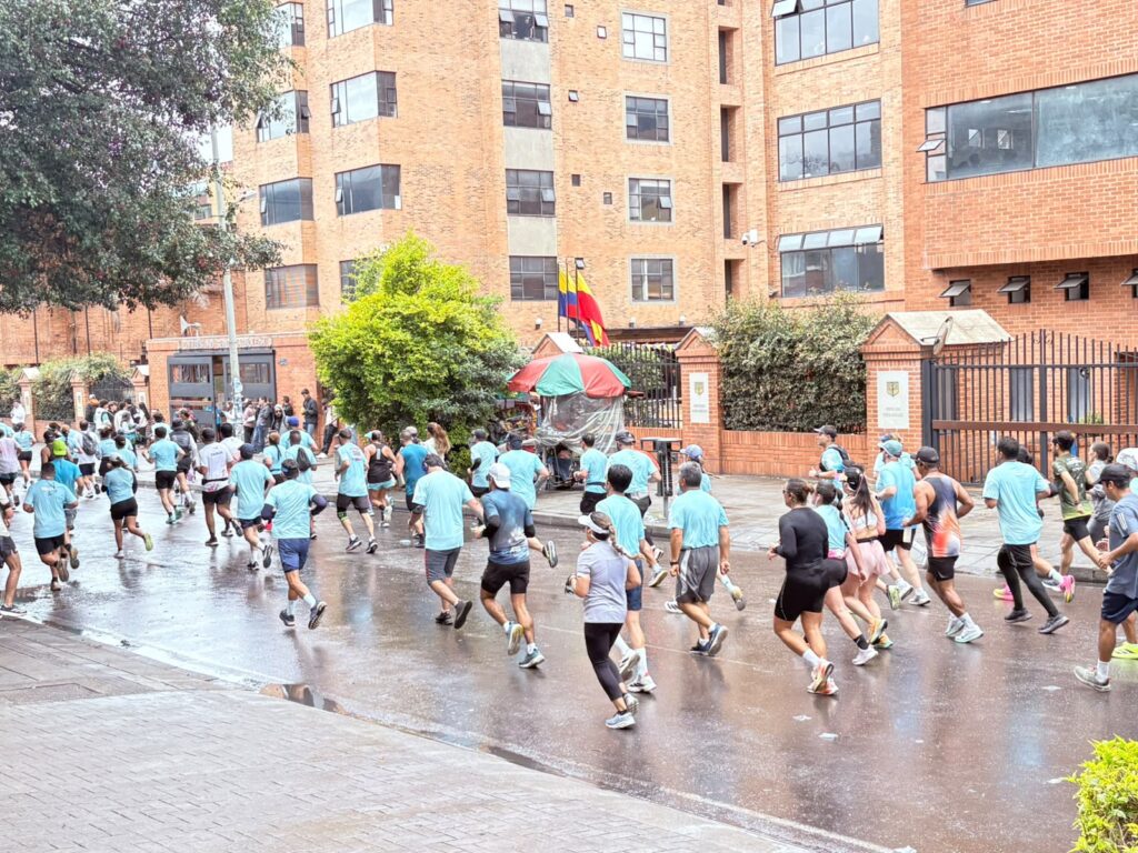 Más de 40 mil corredores recorren este domingo las principales vías de Bogotá en la Media Maratón 2026
