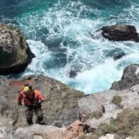 Defensa Civil intensifica búsqueda de hombre desaparecido tras caer al mar Caribe en la avenida España