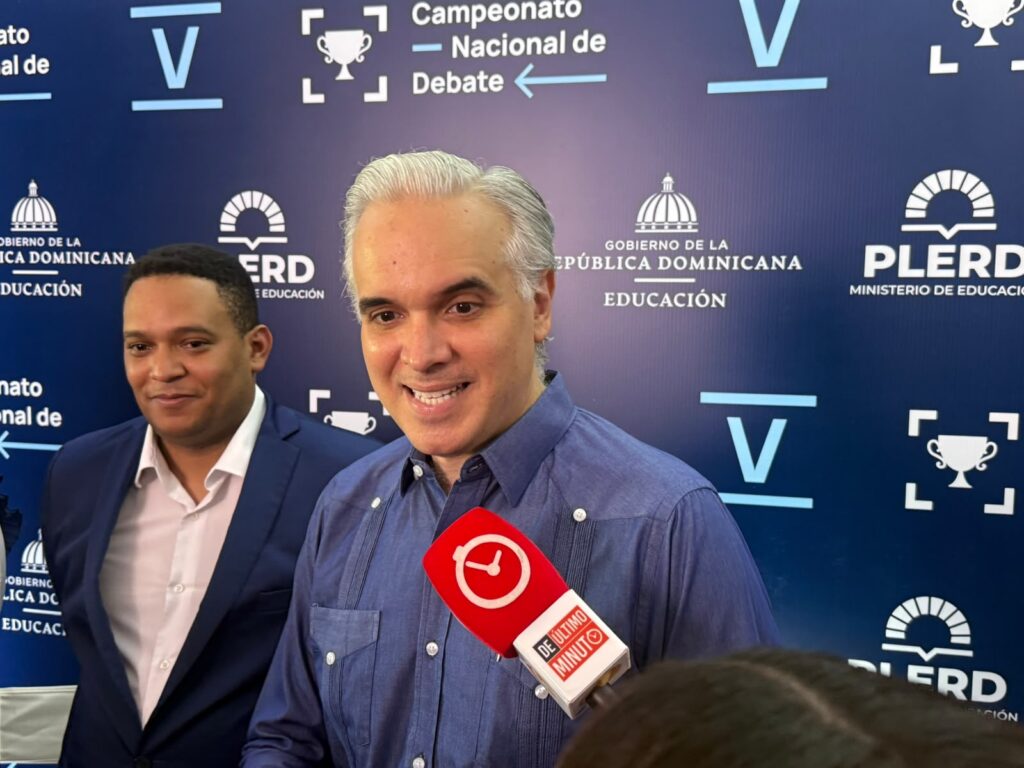 Ministro de Educación valora el fortalecimiento de la democracia con el Campeonato Nacional de Debate
