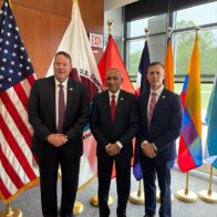 Presidente DNCD: Alianza con EE.UU. ha sido clave para desmantelar redes de narcotráfico Santo Domingo.- El presidente de la Dirección Nacional de Control de Drogas (DNCD), vicealmirante Jose M. Cabrera Ulloa, reafirmó el rol fundamental de Estados Unidos en el combate contra el crimen transnacional, tras asegurar que la estrecha alianza estratégica con fuerzas de seguridad de esa nación, se han traducido en una operatividad coordinada, sólida y sin precedentes en la región del Caribe. Al pronunciar un discurso en la graduación del Curso Básico de la Unidad de Investigación Sensitiva (SIU), con sede en Quantico, Virginia, el titular de la DNCD, en nombre del Gobierno del Presidente Luis Abinader, expresó su agradecimiento a la Administración de Control de Drogas de Estados Unidos (DEA) por el firme compromiso con el fortalecimiento de las capacidades operativas de los países aliados en la lucha contra el narcotráfico y el crimen transnacional. Durante la ceremonia el vicealmirante Cabrera Ulloa, estuvo acompañado de Daniel Salter, Administrador Adjunto Principal de la DEA y Michael Mayer, Agente Especial a Cargo Oficina del Caribe. Preciso que la ejecución de estos programas y capacitaciones, demuestran que la cooperación internacional no se limita al intercambio de información; sino que consiste en construir confianza, desarrollar liderazgo y formar profesionales preparados para enfrentar las amenazas comunes que afectan nuestros pueblos. “Hoy celebramos la graduación de cuarenta hombres y mujeres provenientes de seis naciones; cada uno de ellos regresará a su institución con nuevos conocimientos y mayores responsabilidades, compartiendo un mismo compromiso: servir con integridad, profesionalismo y respeto a la ley”, afirmó. El titular del organismo antinarcóticos de la República Dominicana, aseguró que ser parte de una SIU, no significa únicamente recibir una formación especializada; significa asumir el compromiso de actuar con absoluta integridad, proteger la información, fortalecer la cooperación y representar los más altos estándares profesionales que distinguen a nuestras instituciones. “Tal y como expresó recientemente el Administrador de la DEA, Terrance Cole: "Felicito al gobierno del Presidente Luis Abinader por liderar la lucha contra el narcotráfico en la región". Esa visión resume el espíritu que hoy nos reúne, inspirada en ese reconocimiento, la República Dominicana reafirma su compromiso de seguir reforzando sus instituciones mediante el trabajo conjunto, la confianza y las alianzas estratégicas con la DEA y cada una de las naciones hermanas aquí representadas” preciso el vicealmirante Cabrera Ulloa. Exhortó a los agentes de la promoción 128 a que este reconocimiento no sea una meta final, sino la llave que siga abriendo las puertas del conocimiento, dispuestos a aprender continuamente y capaces de convertirse en verdaderos líderes. El presidente de la DNCD, pidió a los graduandos llevar con orgullo lo aprendido en Quantico, recordando siempre que, aunque regresen a diferentes banderas, hoy forman parte de una misma comunidad comprometida con la justicia, la cooperación y la defensa de nuestros pueblos.