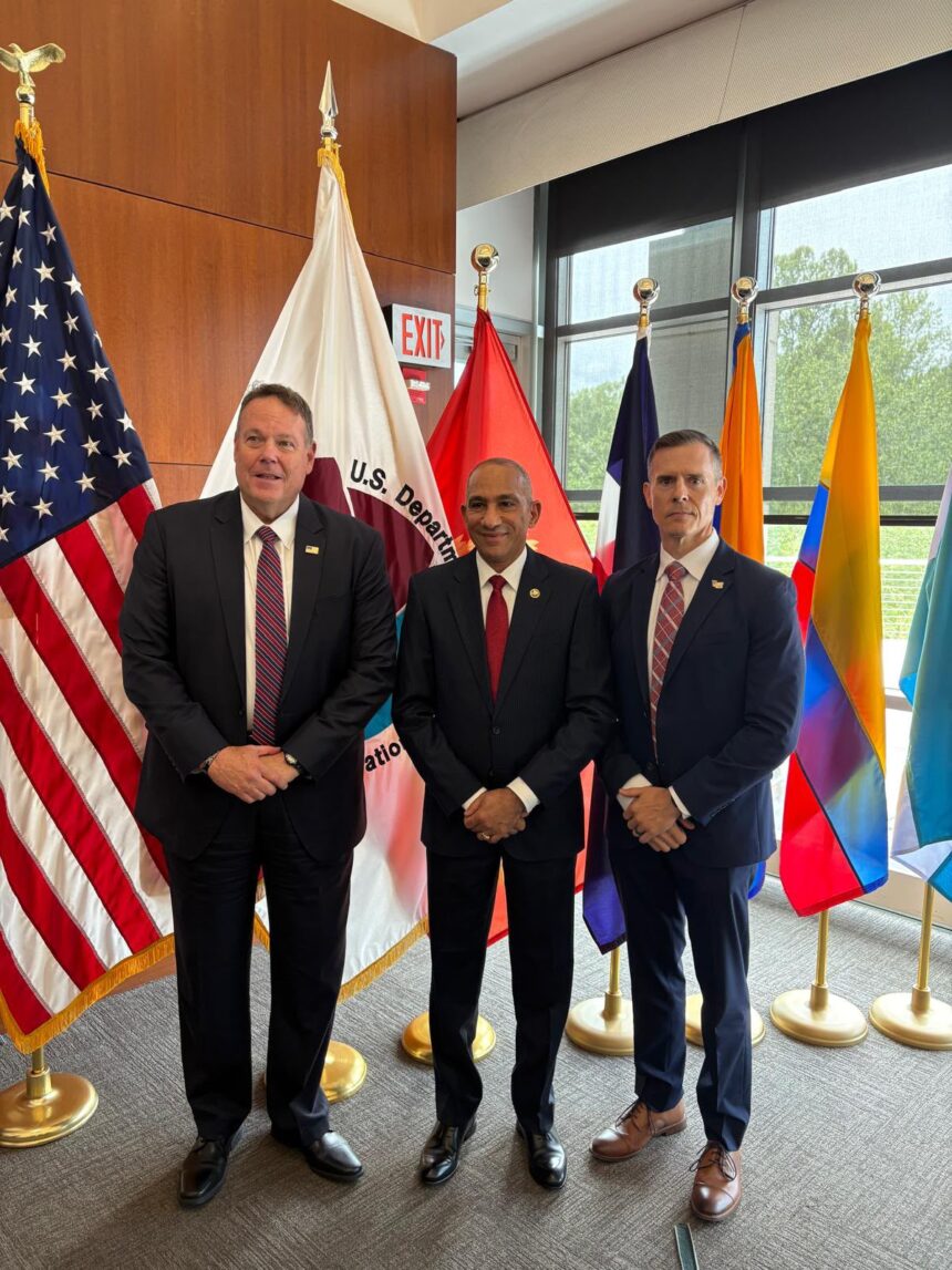 Presidente DNCD: Alianza con EE.UU. ha sido clave para desmantelar redes de narcotráfico Santo Domingo.- El presidente de la Dirección Nacional de Control de Drogas (DNCD), vicealmirante Jose M. Cabrera Ulloa, reafirmó el rol fundamental de Estados Unidos en el combate contra el crimen transnacional, tras asegurar que la estrecha alianza estratégica con fuerzas de seguridad de esa nación, se han traducido en una operatividad coordinada, sólida y sin precedentes en la región del Caribe. Al pronunciar un discurso en la graduación del Curso Básico de la Unidad de Investigación Sensitiva (SIU), con sede en Quantico, Virginia, el titular de la DNCD, en nombre del Gobierno del Presidente Luis Abinader, expresó su agradecimiento a la Administración de Control de Drogas de Estados Unidos (DEA) por el firme compromiso con el fortalecimiento de las capacidades operativas de los países aliados en la lucha contra el narcotráfico y el crimen transnacional. Durante la ceremonia el vicealmirante Cabrera Ulloa, estuvo acompañado de Daniel Salter, Administrador Adjunto Principal de la DEA y Michael Mayer, Agente Especial a Cargo Oficina del Caribe. Preciso que la ejecución de estos programas y capacitaciones, demuestran que la cooperación internacional no se limita al intercambio de información; sino que consiste en construir confianza, desarrollar liderazgo y formar profesionales preparados para enfrentar las amenazas comunes que afectan nuestros pueblos. “Hoy celebramos la graduación de cuarenta hombres y mujeres provenientes de seis naciones; cada uno de ellos regresará a su institución con nuevos conocimientos y mayores responsabilidades, compartiendo un mismo compromiso: servir con integridad, profesionalismo y respeto a la ley”, afirmó. El titular del organismo antinarcóticos de la República Dominicana, aseguró que ser parte de una SIU, no significa únicamente recibir una formación especializada; significa asumir el compromiso de actuar con absoluta integridad, proteger la información, fortalecer la cooperación y representar los más altos estándares profesionales que distinguen a nuestras instituciones. “Tal y como expresó recientemente el Administrador de la DEA, Terrance Cole: "Felicito al gobierno del Presidente Luis Abinader por liderar la lucha contra el narcotráfico en la región". Esa visión resume el espíritu que hoy nos reúne, inspirada en ese reconocimiento, la República Dominicana reafirma su compromiso de seguir reforzando sus instituciones mediante el trabajo conjunto, la confianza y las alianzas estratégicas con la DEA y cada una de las naciones hermanas aquí representadas” preciso el vicealmirante Cabrera Ulloa. Exhortó a los agentes de la promoción 128 a que este reconocimiento no sea una meta final, sino la llave que siga abriendo las puertas del conocimiento, dispuestos a aprender continuamente y capaces de convertirse en verdaderos líderes. El presidente de la DNCD, pidió a los graduandos llevar con orgullo lo aprendido en Quantico, recordando siempre que, aunque regresen a diferentes banderas, hoy forman parte de una misma comunidad comprometida con la justicia, la cooperación y la defensa de nuestros pueblos.