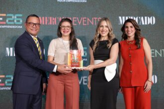 Banco Caribe y Revista Mercado reconocen a Elvira Garrido en Visión Emprendedora 2026
